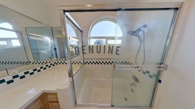 Building Photo - Beautiful 3BD 3.5BA Townhome in Newport Heights