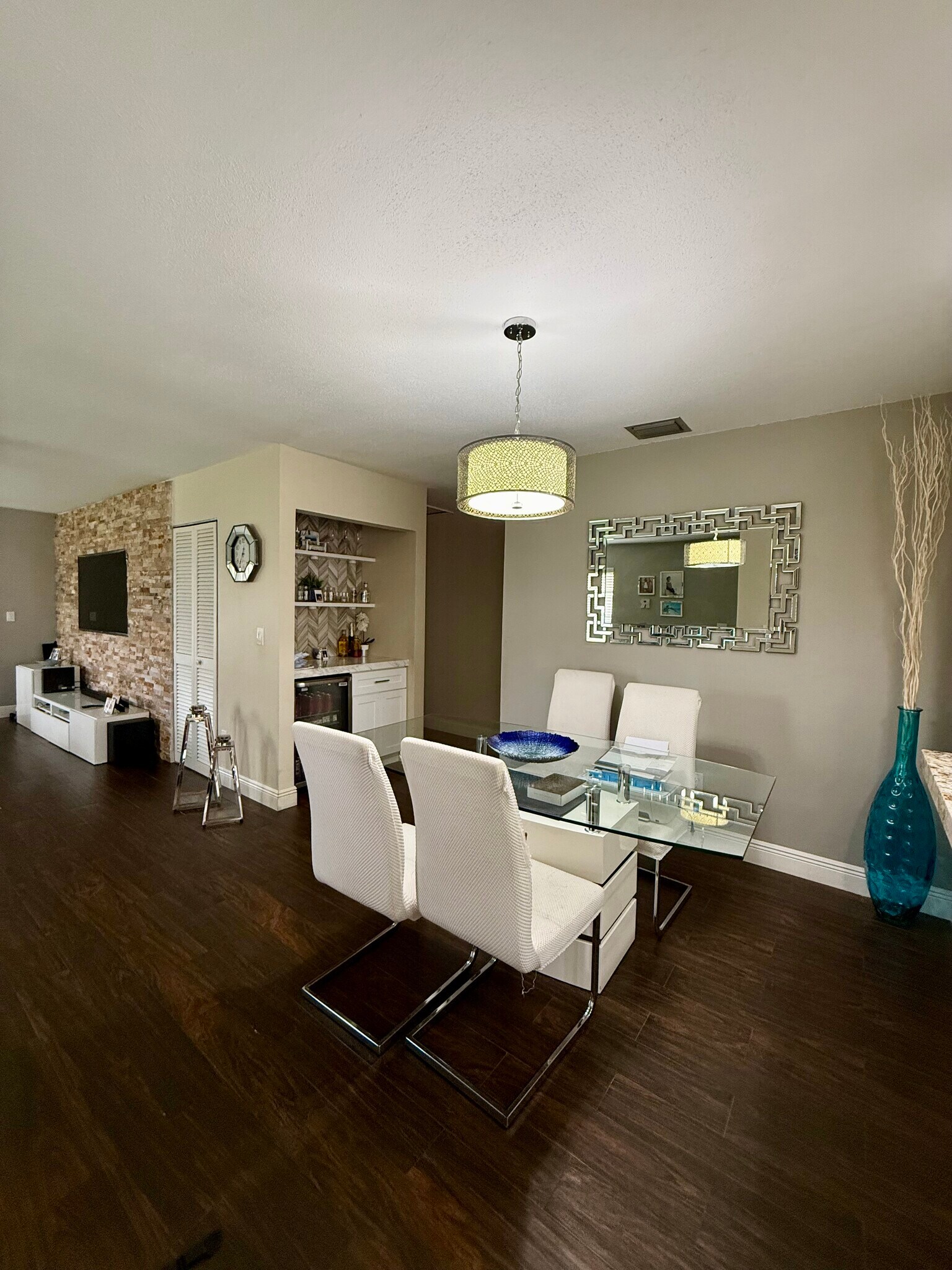 Dining room & Bar area - 194 SE 1st Cir