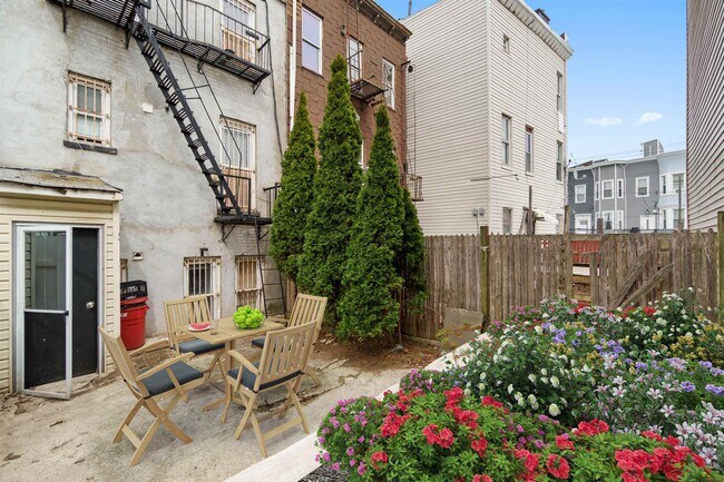 Building Photo - 477 Mercer St