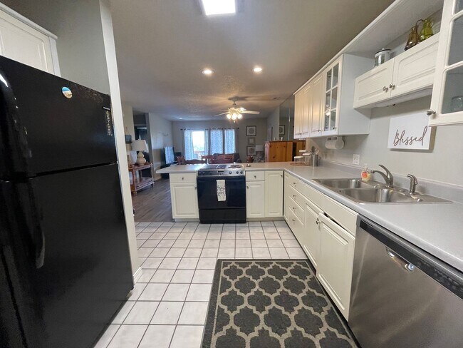 Building Photo - Furnished 2 bedroom 2 bath