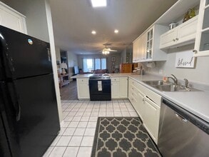 Building Photo - Furnished 2 bedroom 2 bath