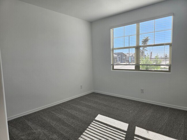 Building Photo - Stunning views