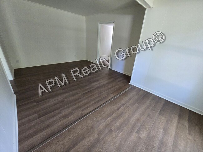 Building Photo - Cute 3 Bedroom 1.5 Bath