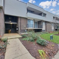 Building Photo - 10244 Prince Pl