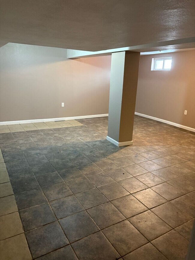 Building Photo - Beautiful 4 bedrooms and 2 bathrooms!