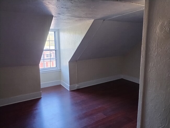 Building Photo - 429 Main St