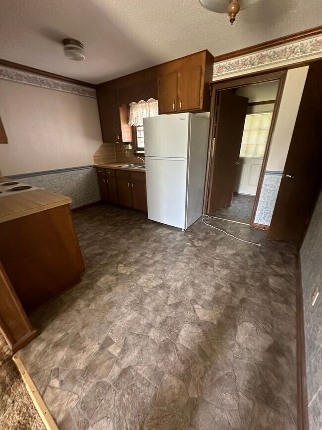 Building Photo - 3155 Lakewood Dr