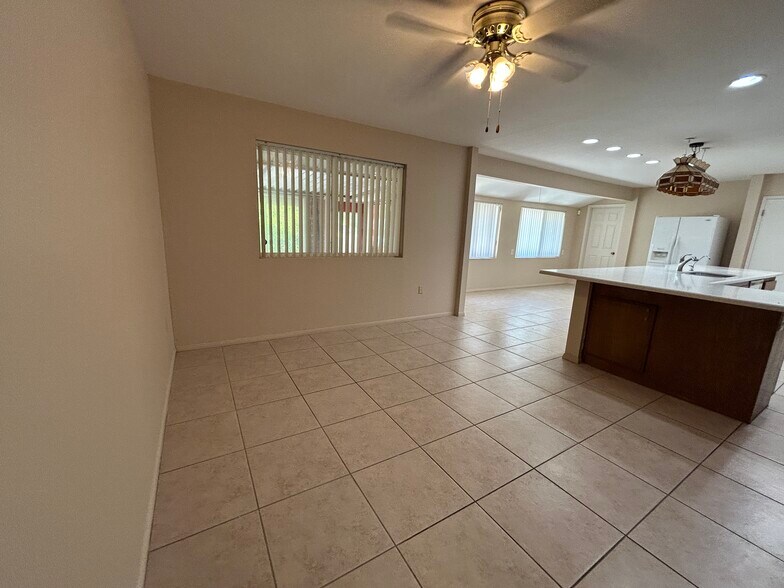 Building Photo - 10615 W Cheryl Dr