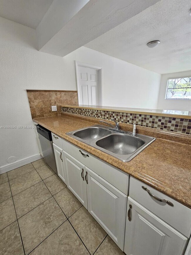 Building Photo - 8180 Geneva Ct