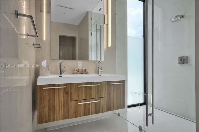 Building Photo - 5501 Pine Tree Dr