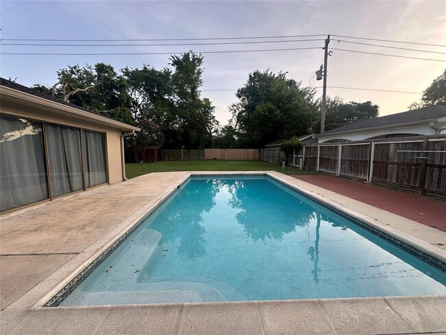 Building Photo - 12139 Huntington Park Dr