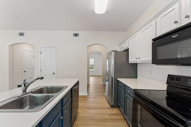Building Photo - 553 Rosedale Ave