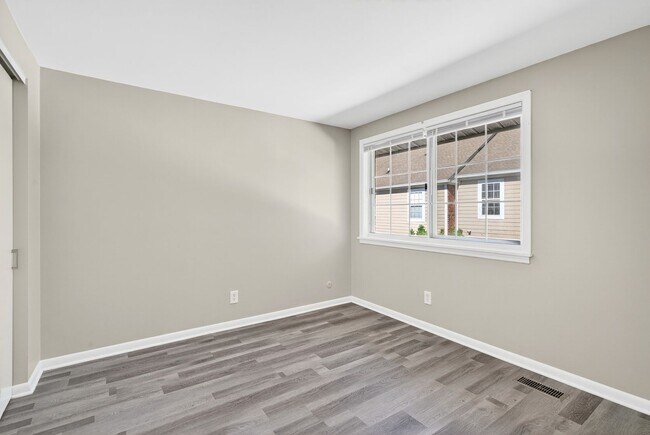 Building Photo - 335 1st Ave NW