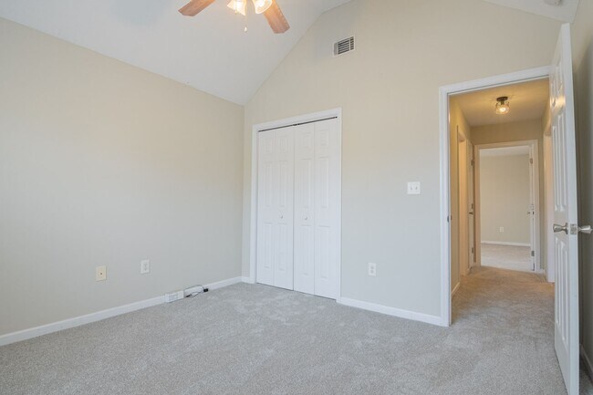 Building Photo - Updated 3 Bedroom Ranch