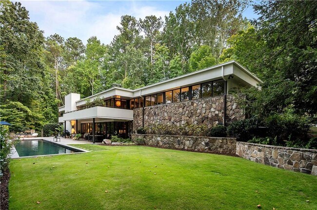 Building Photo - 1640 Winterthur Close NW