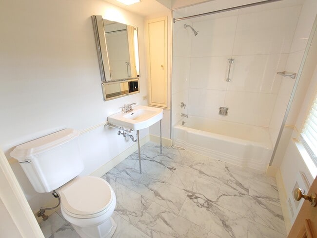 Building Photo - 3222 E Hampshire St