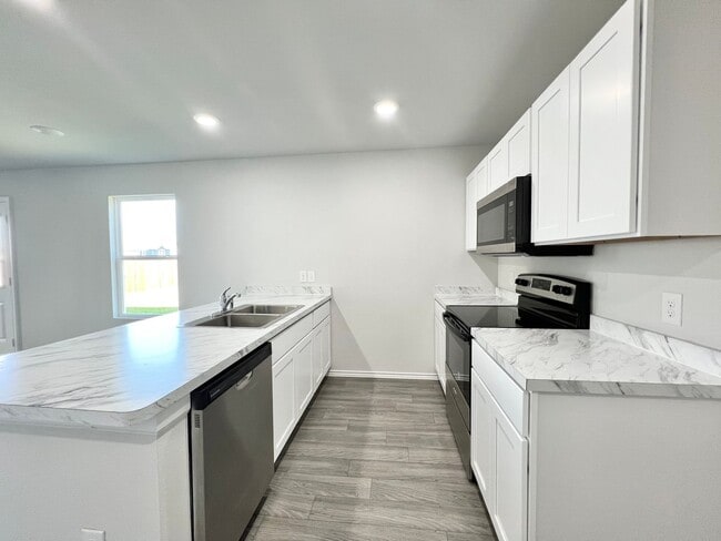 Building Photo - Stunning New Build with 5 Bedrooms & Moder...