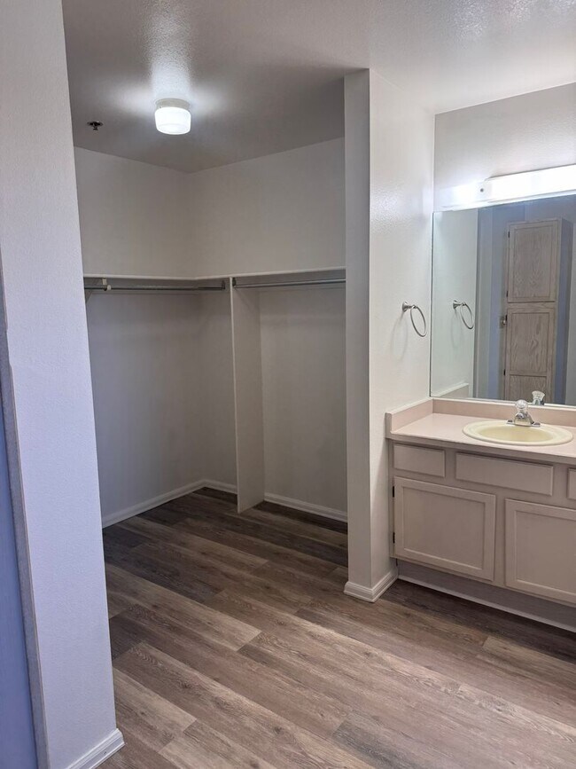 Building Photo - Horizon Towers 2Bed 2Bath Condo!!!