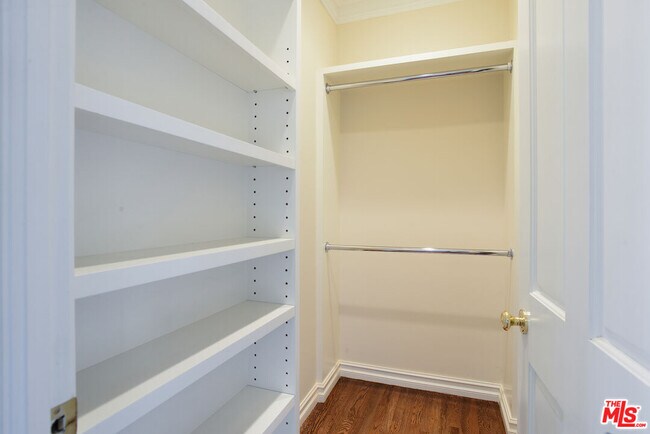 Building Photo - 151 S Rodeo Dr