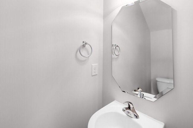 Building Photo - Master-on-Main End-Unit Townhome in Back Creek Villages!