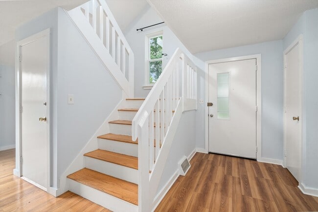 Building Photo - 24 Speen St