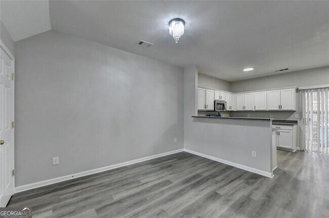 Building Photo - 903 Redwood Dr