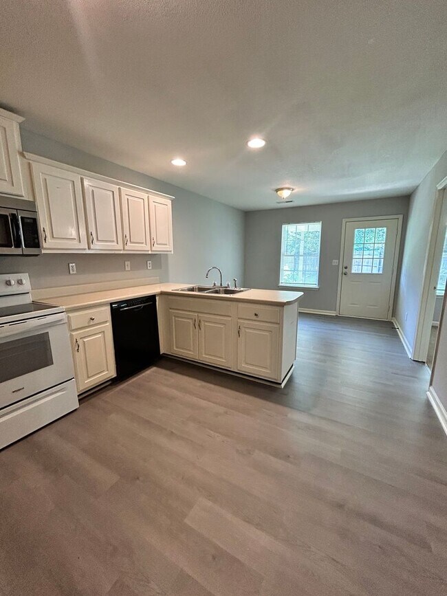 Building Photo - Charming 2 Bed, 1 Bath, 1 Car Garage, Covered Patio in Private Neighborhood!