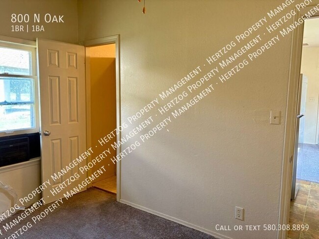 Building Photo - 800 N Oak-