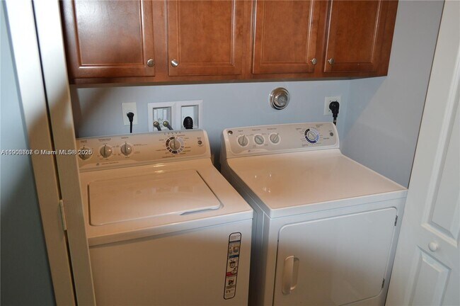 Building Photo - 5228 SW 77th Way