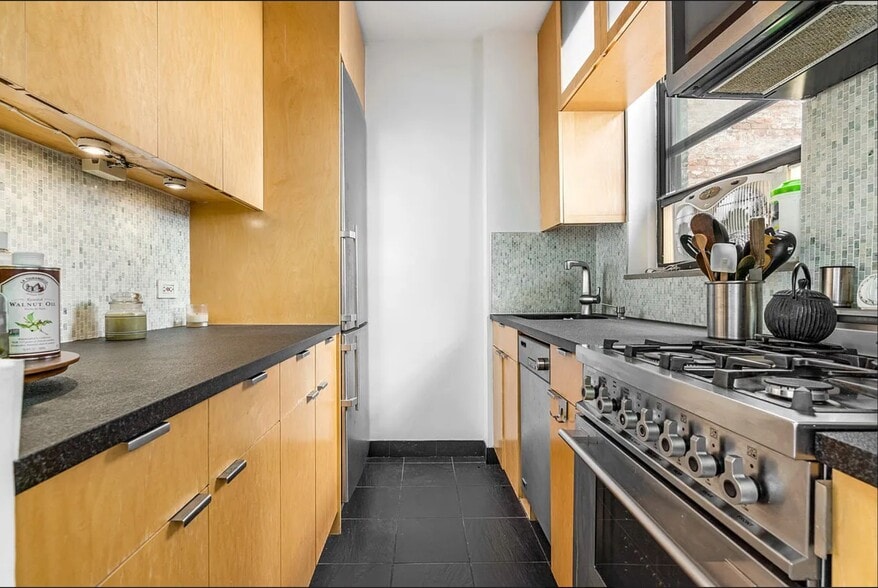 Building Photo - 350 E 54th St