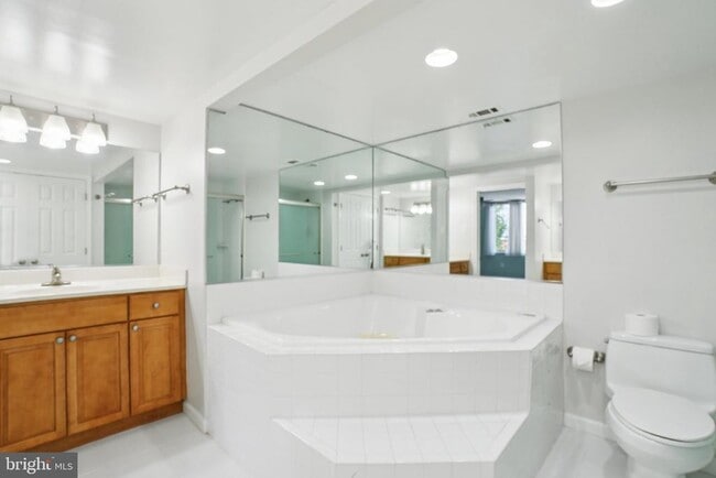 Building Photo - 1515 S Arlington Ridge Rd