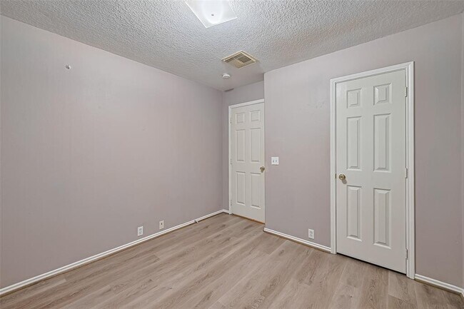 Building Photo - 4826 Cliffpoint Ct