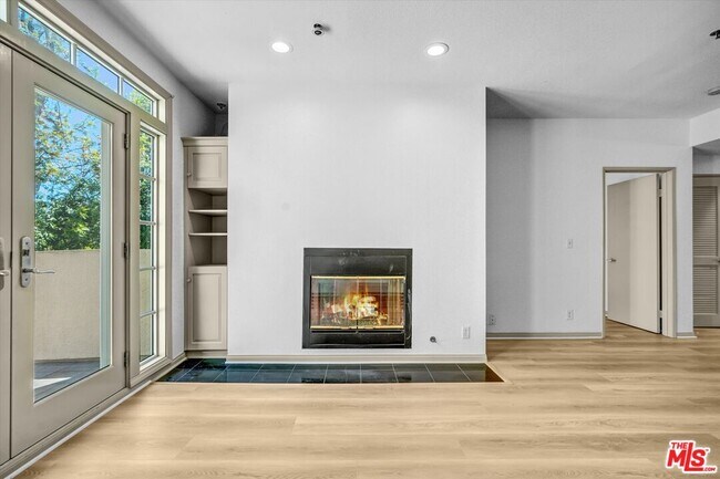 Building Photo - 2222 Beachwood Dr