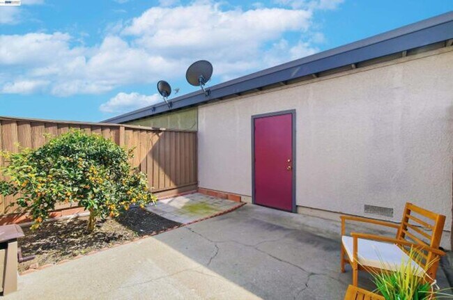 Building Photo - $3,150 / 2 BR - Updated Townhome in Prime Union City!