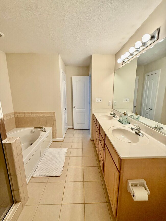 Building Photo - 3BD/3.5 Condo with Garage & Backyard in Shadowlawn! Blocks to the Beach! AVAILABLE NOW!