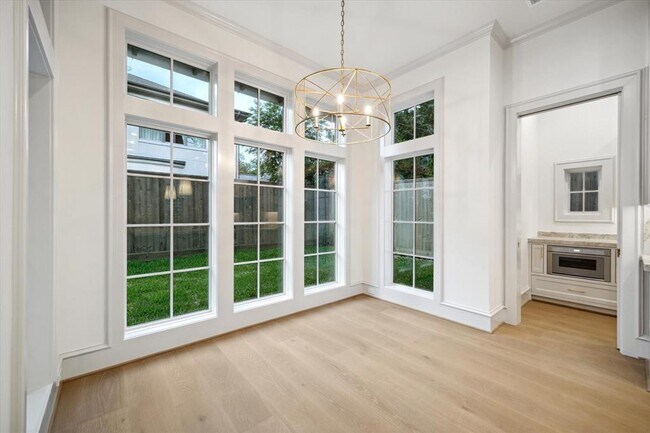 Building Photo - 2214 Bartlett St