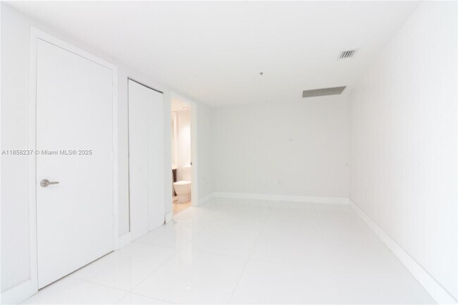 Building Photo - 495 Brickell Ave