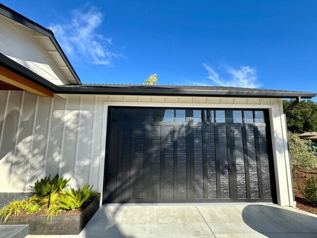 Building Photo - 1910 Raymond Ln