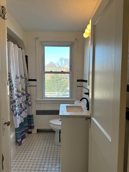 Primary Bathroom. - 3823 Crestlyn Rd