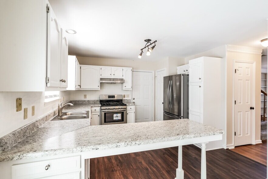 Building Photo - 2873 Iroquois Dr