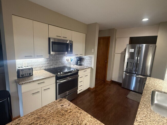 Building Photo - WINTER RENTAL - Cozy Condo in Gilford