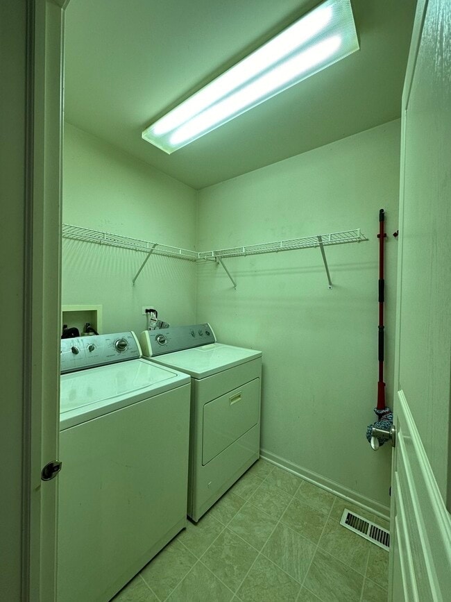 Building Photo - 2462 Emily Ln