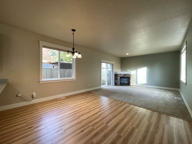 Building Photo - Fantastic South Tabor Home with Attached Garage, Washer/Dryer, A/C