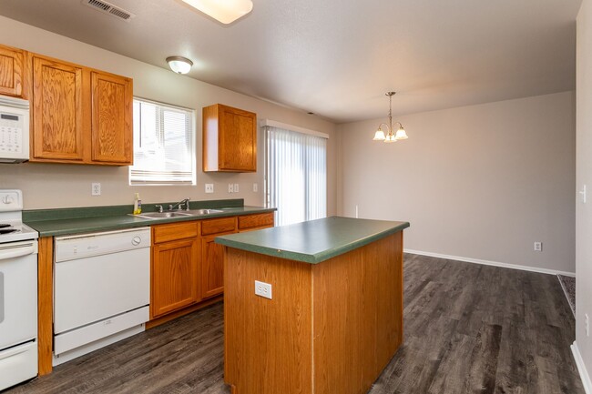 Building Photo - Fantastic Sand Creek Condo- 3 Bedrooms - 2...