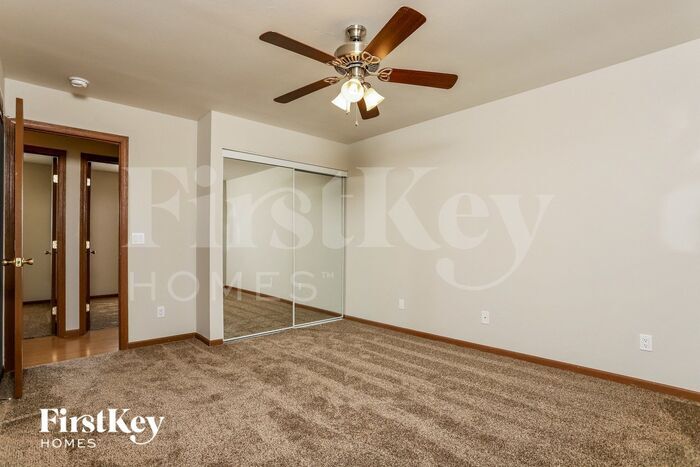 Building Photo - 819 Lakeside Manor Dr