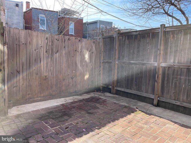 Building Photo - 1231 Linden Pl NE