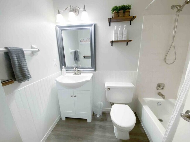 Building Photo - 11423-11425 5 Cedars Rd