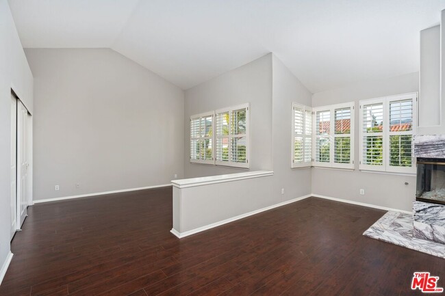 Building Photo - 5683 Hazelcrest Cir