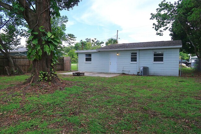 Building Photo - Move in ready 2/1 house for rent in West T...