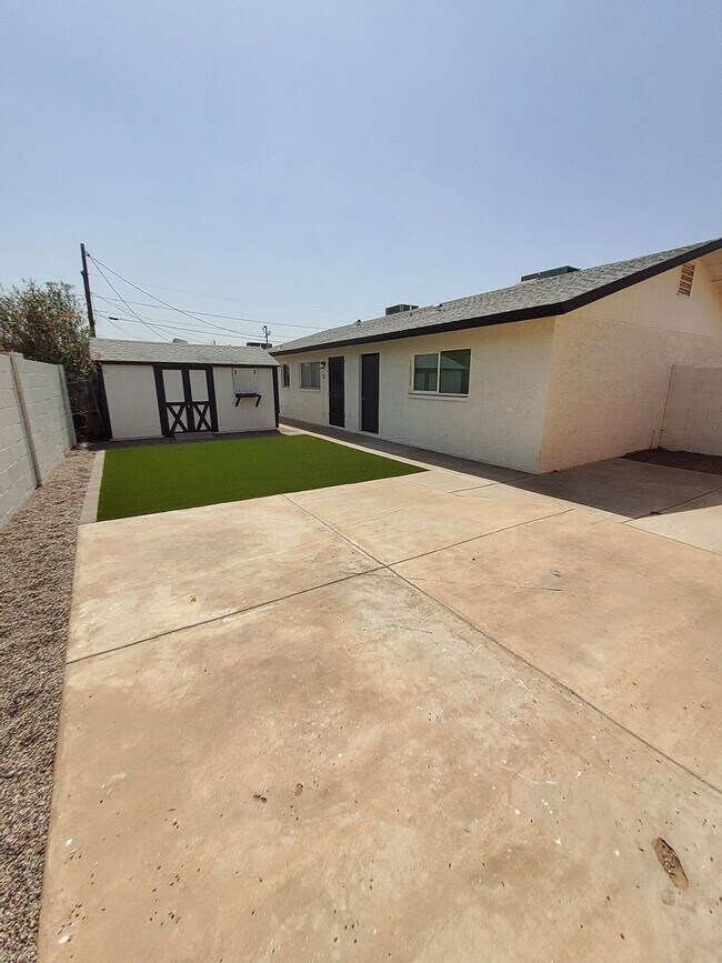 Building Photo - 5040 N 18th Ave